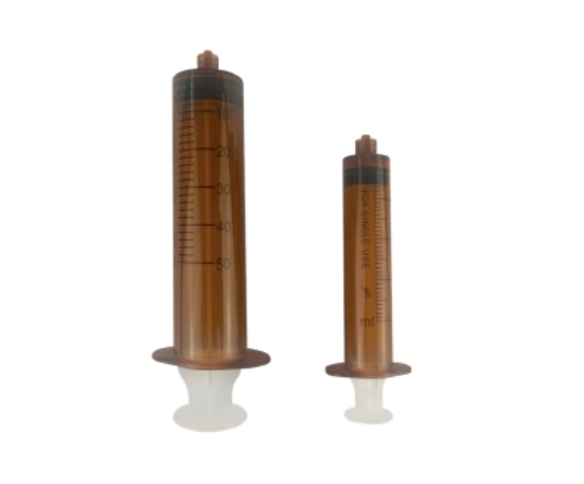 LIGHTPROOF SYRINGE FOR SINGLE USE